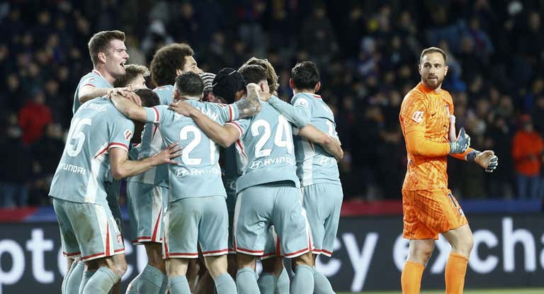 El Atlético de Madrid celebra el gran triunfo contra Barcelona, que ha sido un enorme espaldarazo para el equipo de Simeone.
