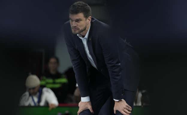 Splitter, pensativo durante el encuentro. EFE