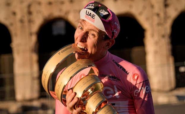 Pogacar con el trofeo del Giro de Italia. RCS