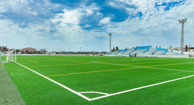 El césped artificial tras la muerte del caucho llevará arena, no tendrá microplásticos y, sobre todo, eliminará «los bulos»