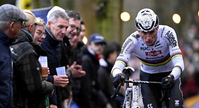 Van der Poel gana el primer cara a cara con Van Aert para dominar también el ciclocross