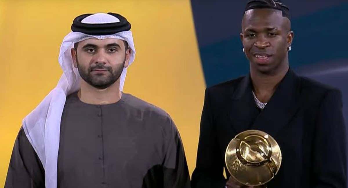 Vinicius recibe el premio a mejor delantero del año.
