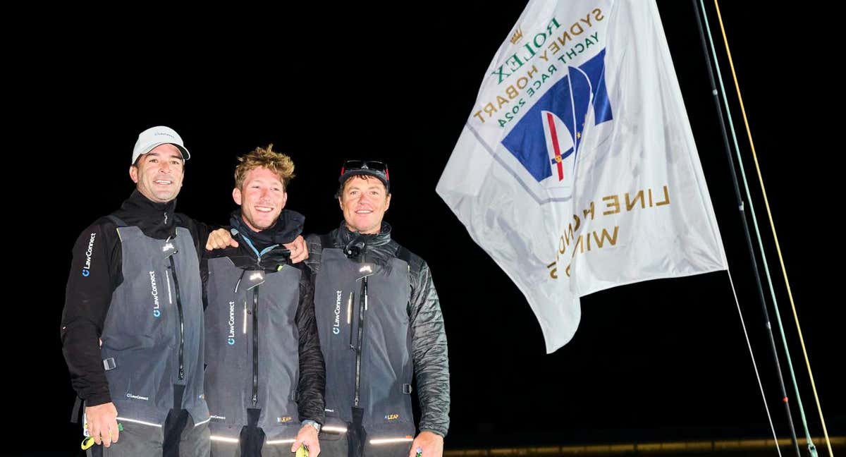 Carlos Hernández, Simbad Quiroga y Ñeti Cuervas Mons, ganadores de la Sydney Hobart con el LawConnect.