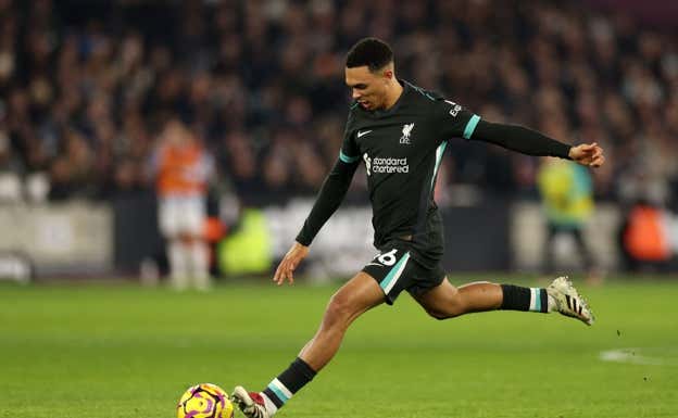Alexander-Arnold, a punto de rematar ante el West Ham.  AFP