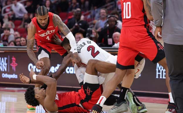 Rozier y Amen Thompson se pelean en el Heat-Rockets.  AFP