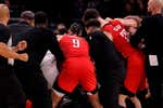 Siete expulsados tras una vergonzosa trifulca en la NBA