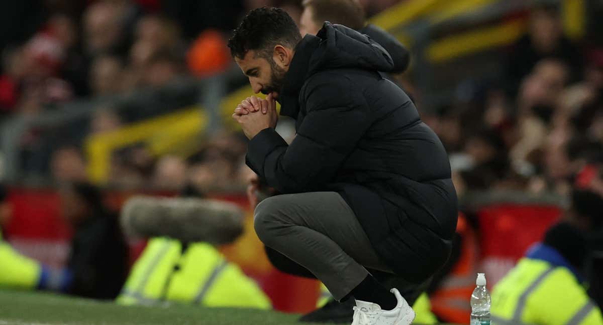 Amorim, cabizbajo en el área técnica.