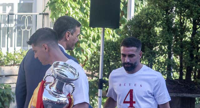 ‘Cachitos’ tampoco perdona una con el deporte: «Pasa más del micrófono que Carvajal de saludar a Pedro Sánchez»