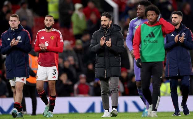 Los futbolistas del United, tras perder contra el Newcastle. EFE