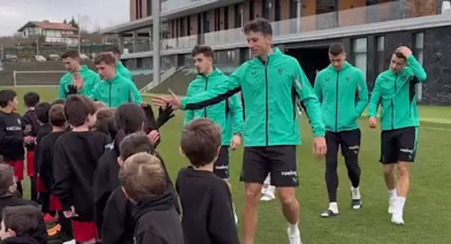Los jugadores del Athletic visitaron a los jóvenes jugadores del campus.