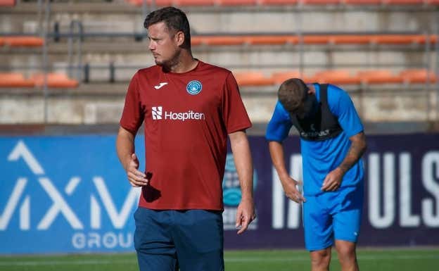Oriol Riera, en un entrenamiento con el Estepona.  CD ESTEPONA