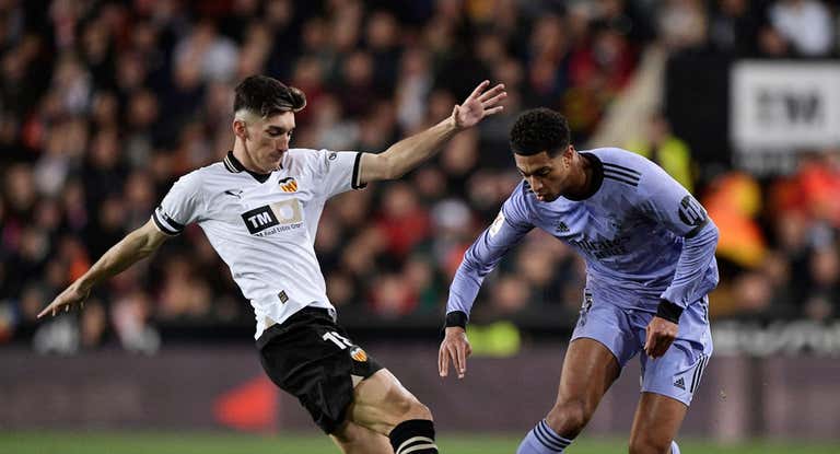 Pepelu y Bellingham en un Valencia-Real Madrid.