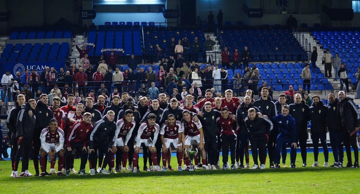 Los jugadores del Real Murcia celebran la victoria.