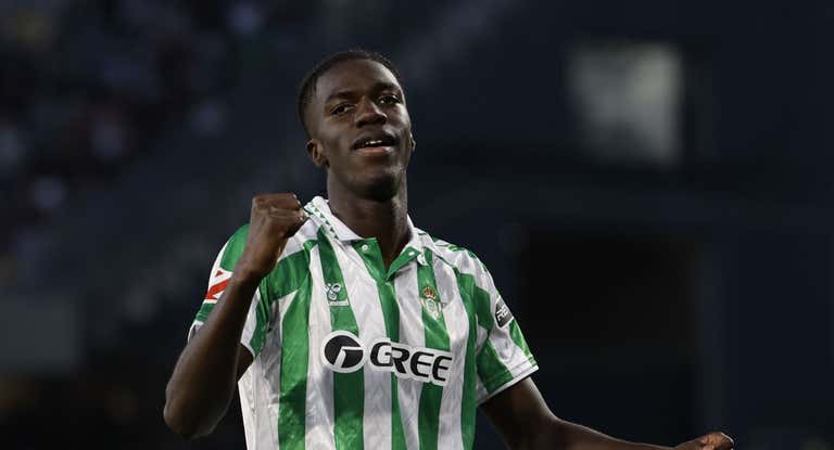 Assane Diao celebra un gol con el Betis.