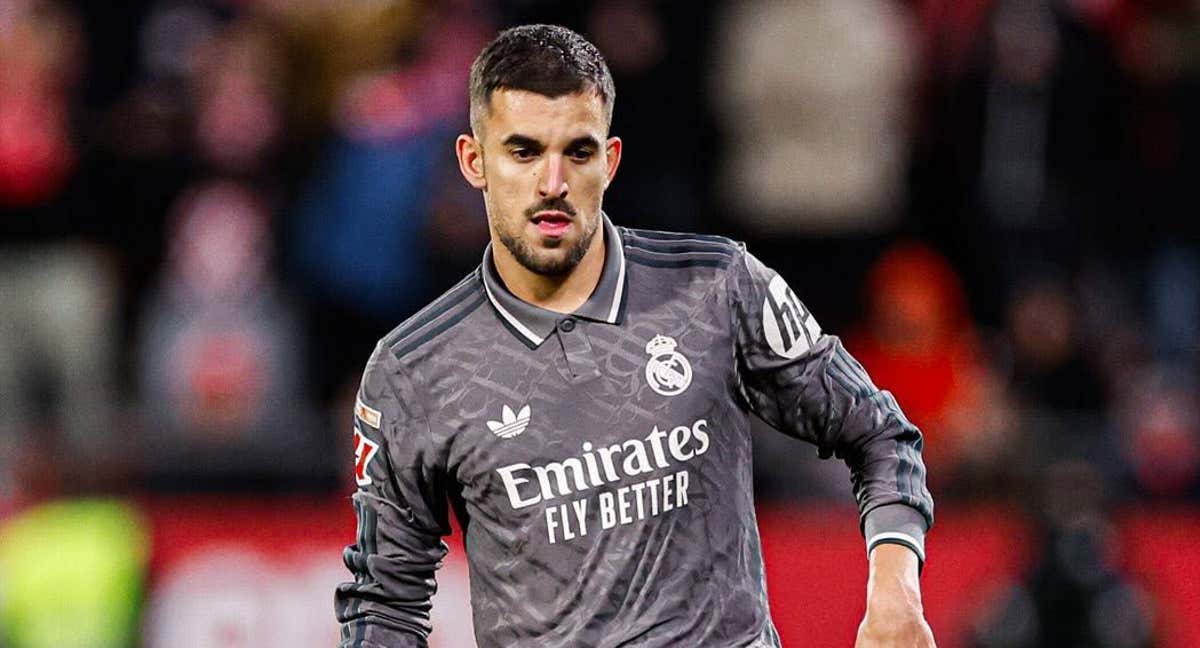 Ceballos da un pase durante el partido ante el Girona en Montilivi.