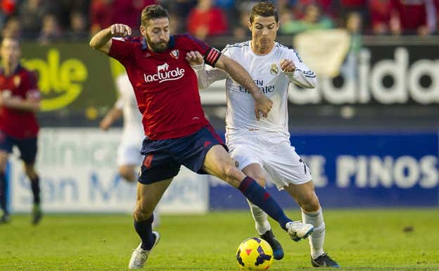 Damià pelea un balón contra Cristiano.