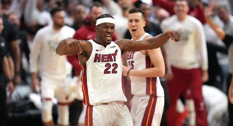 Jimmy Butler celebra un triunfo con los Miami Heat.