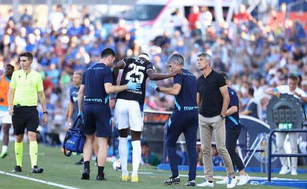 Sadiq Umar se retira lesionado del césped del Coliseum de Getafe.  EFE