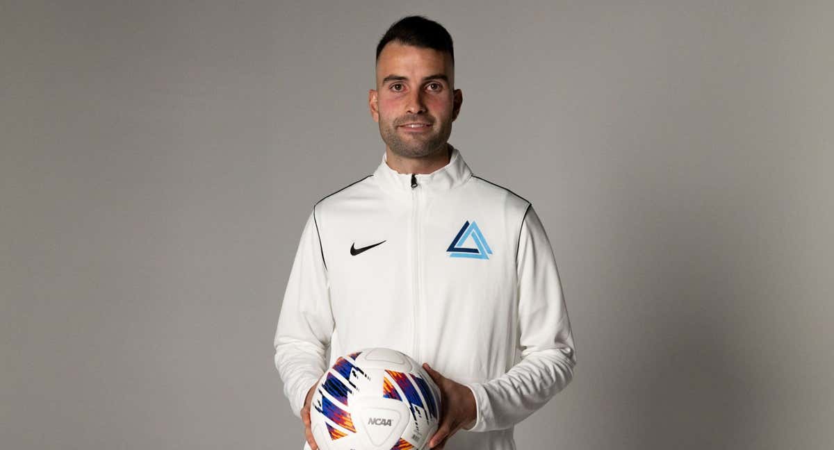 Aarón Sánchez posa para Relevo con el balón de la liga universitaria de Estados Unidos.