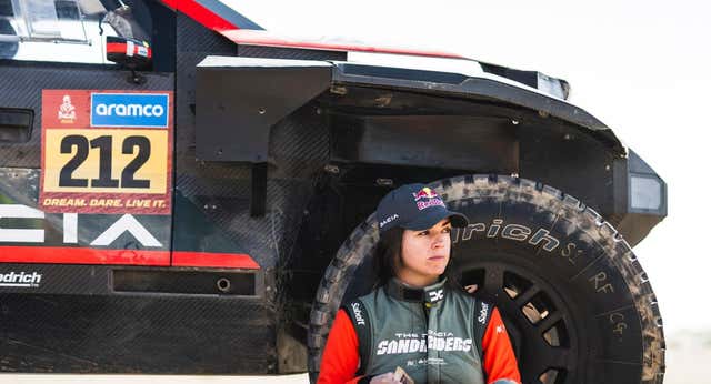 Un pinchazo frustra a Carlos Sainz y Chicherit es el que sonríe primero en el Dakar… con un gran quinto puesto de Cristina Gutiérrez