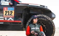 Un pinchazo frustra a Carlos Sainz y Chicherit es el que sonríe primero en el Dakar... con un gran quinto puesto de Cristina Gutiérrez