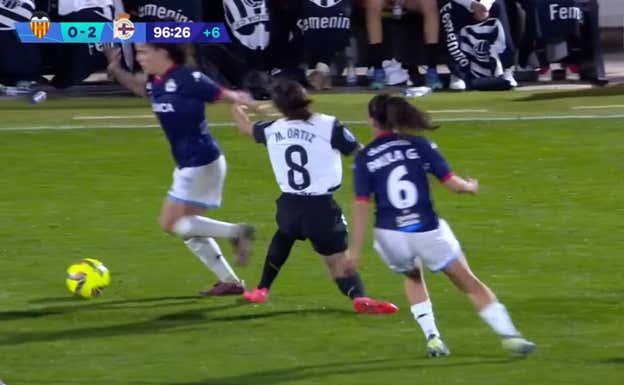 El momento en el que Malena cae lesionada ante su hermana.  DAZN