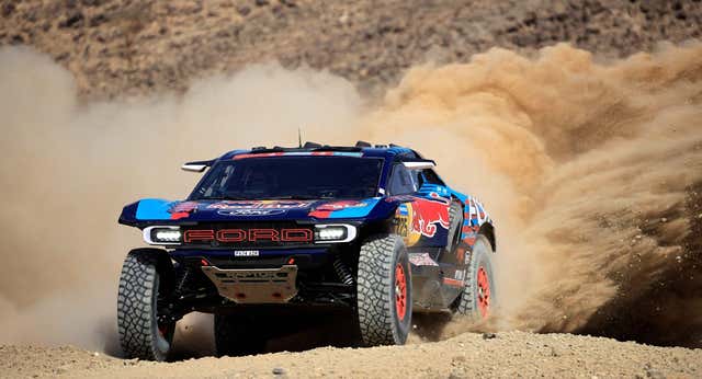 Carlos Sainz continúa en carrera… pero pierde 51 minutos con el líder Yazeed Al-Rajhi