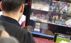 El Lleida se indigna después de que pillasen a la mesa arbitral viendo el fútbol: «El baloncesto merece respeto»