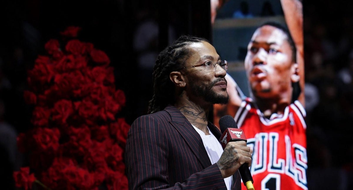 Derrick Rose habla delante del United Center.