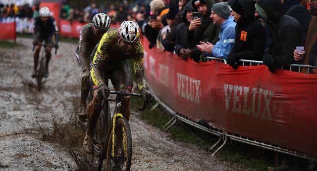 Exhibición de Van Aert y Brand en ‘la Roubaix del ciclocross’, último esfuerzo antes de Benidorm
