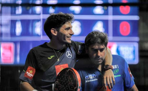 Cristian Gutiérrez y Franco Stupaczuk se abrazan. KIKE