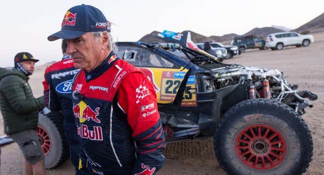 Carlos Sainz, abatido y con dolor de espalda, tira la toalla: «Mis opciones de ganar han desaparecido»