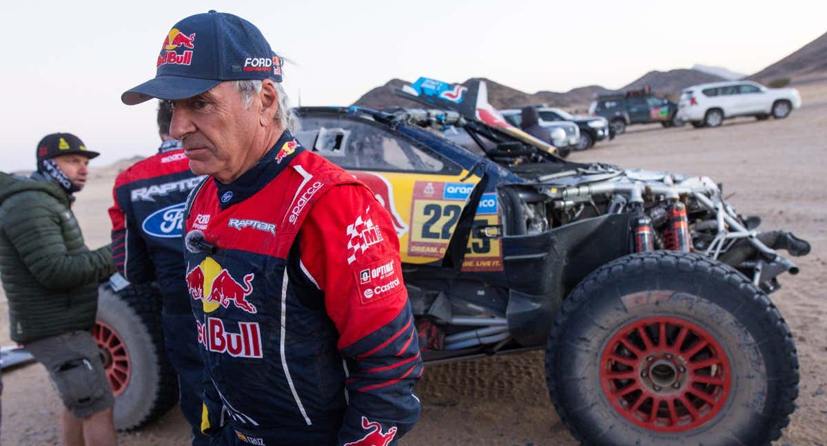 Sainz, con su Raptor destrozado.