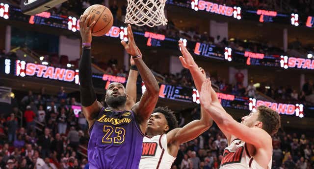 El Rey LeBron James recibe carbón de los Rockets en otra noche mágica de los Thunder y los Cavaliers