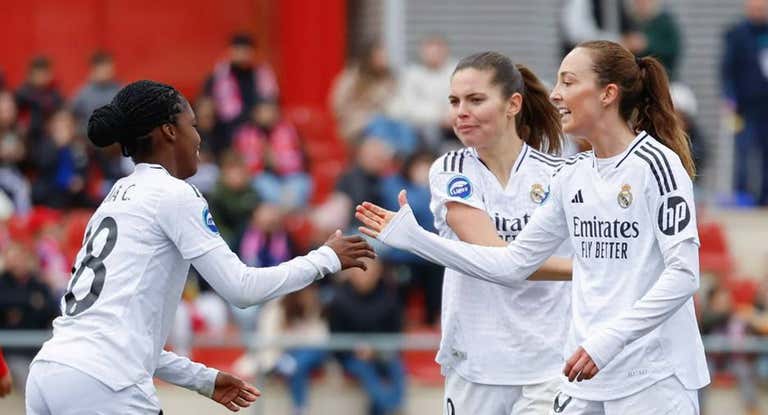 Linda Caicedo y Caroline Weir se chocan la mano ante la mirada de Signe Bruun en el partido ante el Atleti.