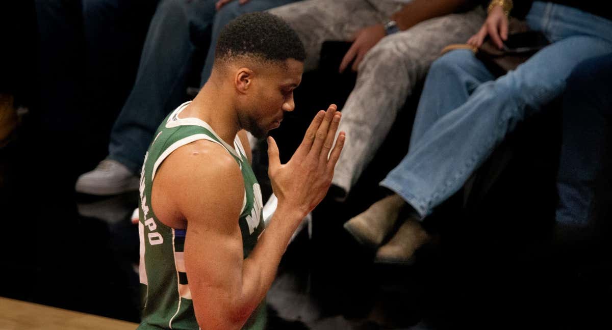Giannis Antetokounmpo, concentrado antes de firmar un triple-doble ante los Raptors.