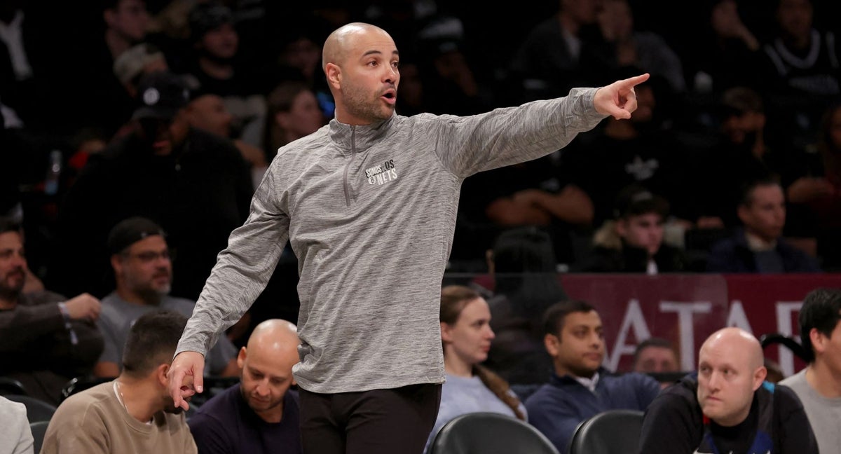 Jordi Fernández da instrucciones a los jugadores de los Nets ante los Pacers.
