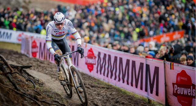 Van der Poel ‘pasa’ de Benidorm para preparar su batalla con Tadej Pogacar en Flandes