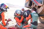 Cristina Gutiérrez es mochilera en el Dakar... por orden de su equipo y con la ayuda de 'MacGyver'