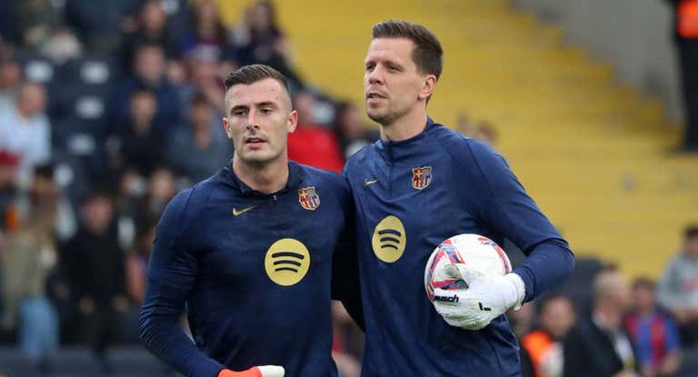 Iñaki Peña y Szczesny en un calentamiento en el Lluís Companys.