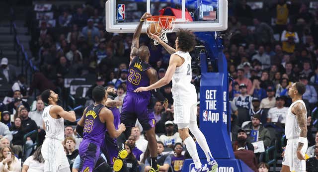 Ni los pósteres cuadragenarios de LeBron James salvan a unos Lakers de un estrepitoso tropiezo