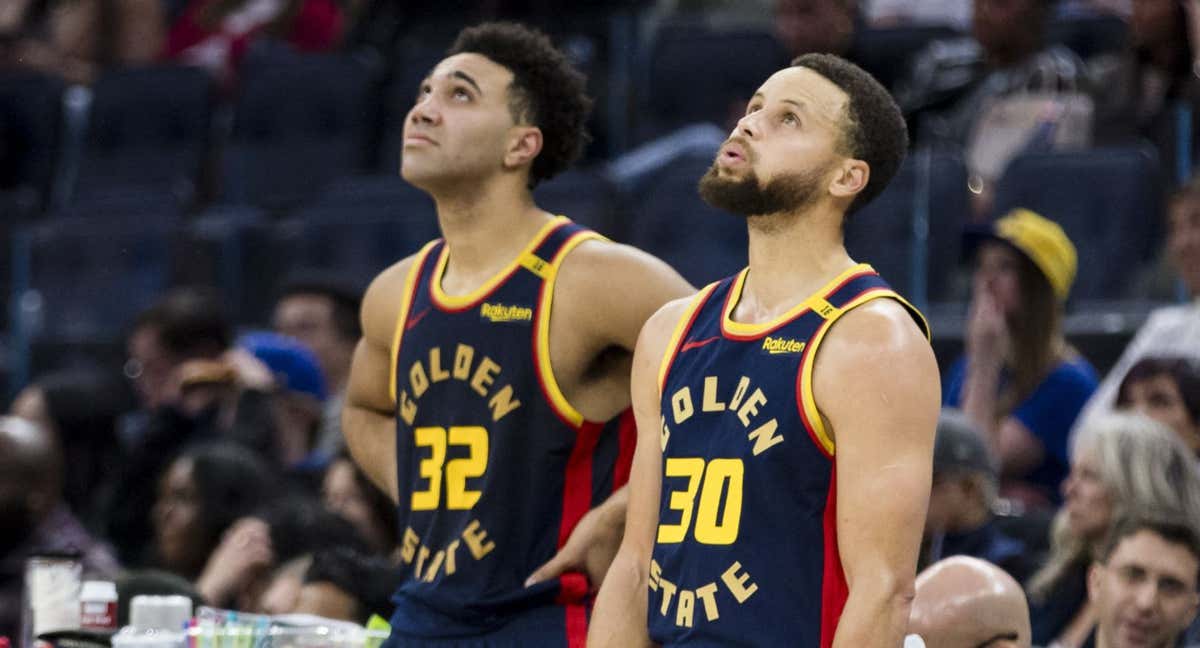 Stephen Curry resopla mientras mira el marcador en el partido entre los Warriors y los Heat.