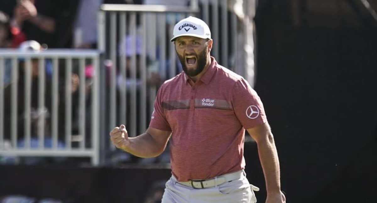 El golfista español Jon Rahm celebrando un tiro.