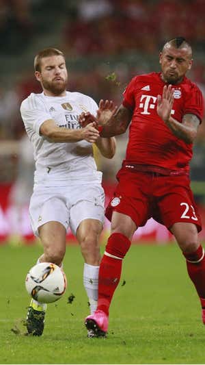 Illarra pelea por un balón junto a Arturo Vidal.  Reuters