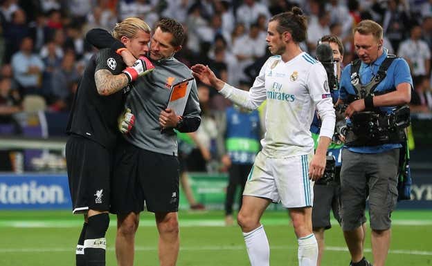 Karius es consolado después de la final de la Champions 2018. REUTERS