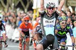 Llegan las multas al ciclismo ¡por celebrar la victoria de un compañero!