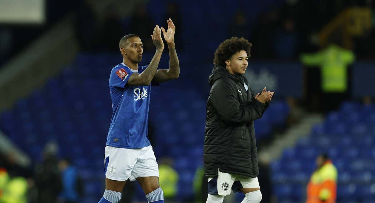 Ashley Young junto a su hijo, Tyler, al acabar el partido.