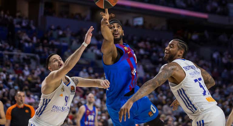 Thomas Heurtel, a la izquierda, y Trey Thompkins, a la derecha, durante un partido ante el Barça en su etapa blanca.