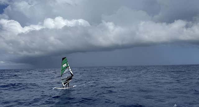 Un francés cruza el Atlántico en 26 días… ¡haciendo windsurf!