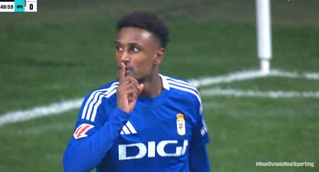 El que pudo ser héroe del Oviedo en el derbi era del Sporting, sufrió racismo en El Molinón y dijo: «Asturias siempre será rojiblanca»